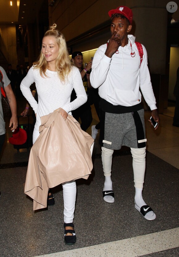 Iggy Azalea et son fiancé Nick Young à l'aéroport LAX de Los Angeles, le 16 août 2015.
