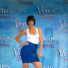 Rihanna, habillée d'un débardeur blanc et d'une jupe bleu électrique Herve Leger à New York. Juin 2007.