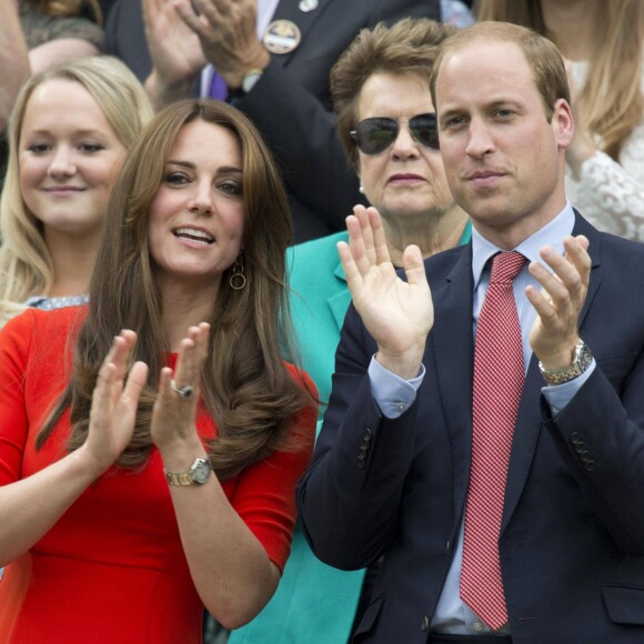 Kate Middleton et le prince William à Wimbledon le 8 juillet 2015. Le couple a entrepris de faire démolir le vieux court de tennis et d'en faire construire un nouveau dans sa propriété d'Anmer Hall.