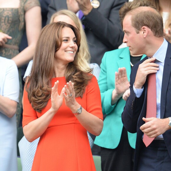 Kate Middleton et le prince William à Wimbledon le 8 juillet 2015. Le couple a entrepris de faire démolir le vieux court de tennis et d'en faire construire un nouveau dans sa propriété d'Anmer Hall.