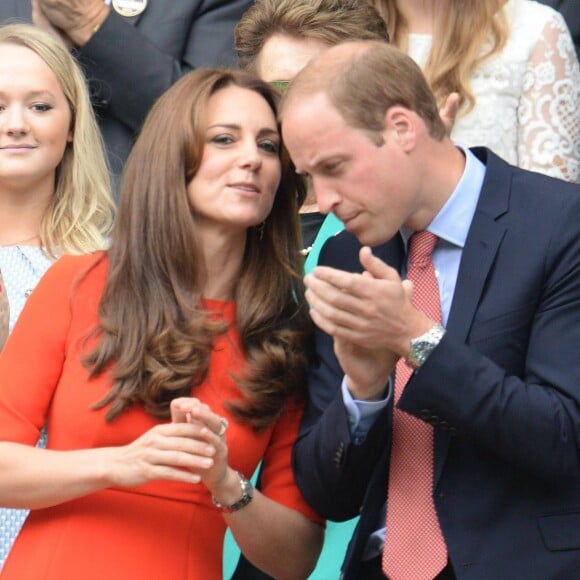 Kate Middleton et le prince William à Wimbledon le 8 juillet 2015. Le couple a entrepris de faire démolir le vieux court de tennis et d'en faire construire un nouveau dans sa propriété d'Anmer Hall.