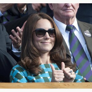 Kate Middleton, duchesse de Cambridge, lors de la finale masculine du tournoi de tennis de Wimbledon le 6 juillet 2014.