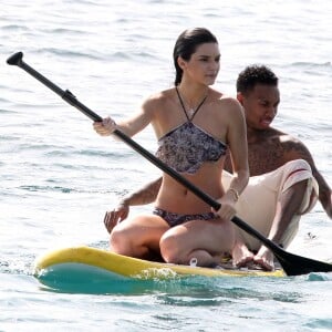 Kendall Jenner et Tyga font du paddle à Saint-Barthélemy, le 20 août 2015.