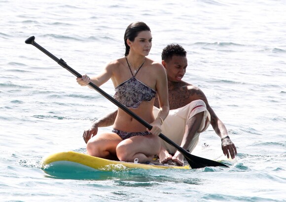 Kendall Jenner et Tyga font du paddle à Saint-Barthélemy, le 20 août 2015.