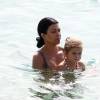 Kourtney Kardashian et sa fille Penelope se baignent à Saint-Barthélemy, le 20 août 2015.
