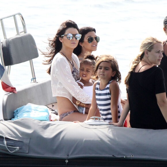 Kendall Jenner, Kourtney Kardashian, North West et Mason Disick en bateau à Saint-Barthélemy. Le 20 août 2015.