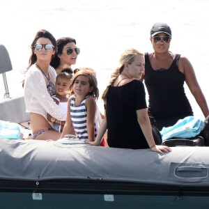 Kendall Jenner, Kourtney Kardashian, North West et Mason Disick en bateau à Saint-Barthélemy. Le 20 août 2015.