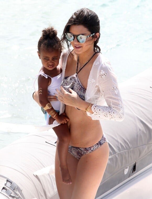 Kendall Jenner et sa nièce North West à Saint-Barthélemy, le 20 août 2015.