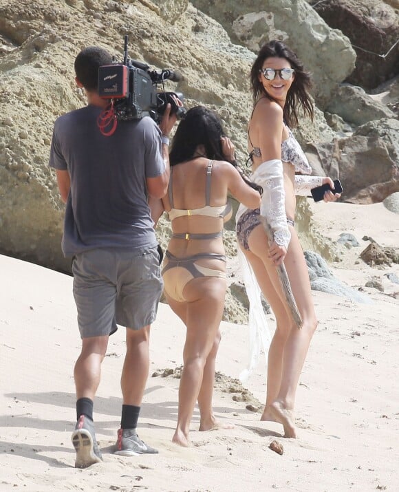 Kendall Jenner et Kourtney Kardashian, sexy en bikinis sur une plage de Saint-Barthélemy, le 20 août 2015.