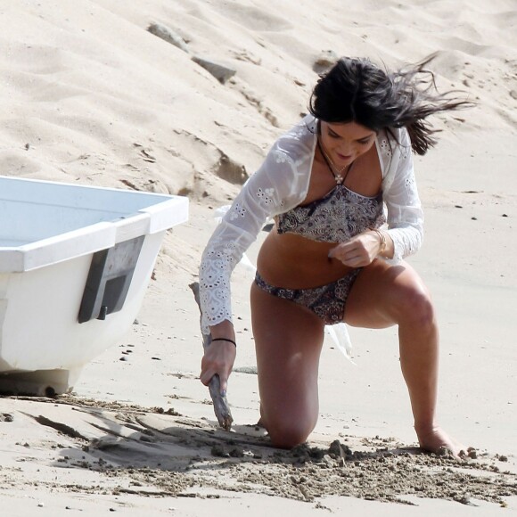Kendall Jenner, sexy en maillot sur une plage de Saint-Barthélemy. Le 20 août 2015.