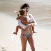 Kendall Jenner et sa nièce Penelope à la plage à Saint-Barthélemy, le 20 août 2015.