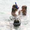 Khloé Kardashian et son neveu Mason Disick (fils de Kourtney Kardashian et Scott Disick) se baignent à Saint-Barthélemy, le 20 août 2015.