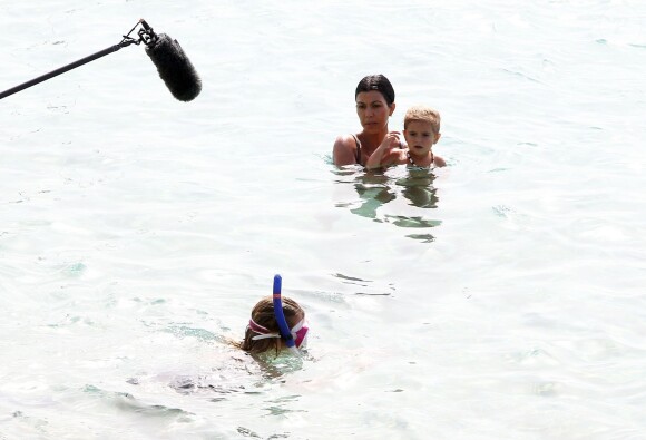 Kourtney Kardashian et sa fille Penelope se baignent à Saint-Barthélemy, le 20 août 2015.