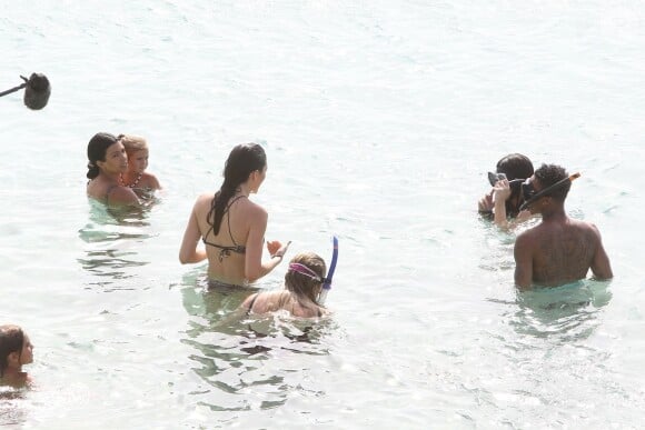 Kourtney Kardashian, ses enfants Mason et Penelope, Kendall Jenner, Khloé Kardashian, Kylie Jenner et Tyga se baignent à Saint-Barthélemy, le 20 août 2015.