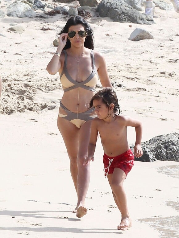 Kourtney Kardashian et son fils Mason à la plage à Saint-Barthélemy, le 20 août 2015.