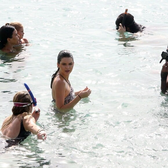 Kourtney Kardashian, ses enfants Mason et Penelope, Kendall Jenner, Khloé Kardashian, Kylie Jenner et Tyga se baignent à Saint-Barthélemy, le 20 août 2015.