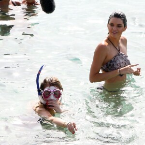 Kendall Jenner et Khloé Kardashian se baignent à Saint-Barthélemy, le 20 août 2015.
