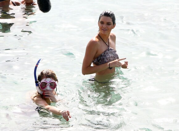 Kendall Jenner et Khloé Kardashian se baignent à Saint-Barthélemy, le 20 août 2015.
