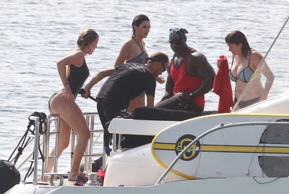 Khloé Kardashian et Kendall Jenner se baignent à Saint-Barthélemy, le 20 août 2015.