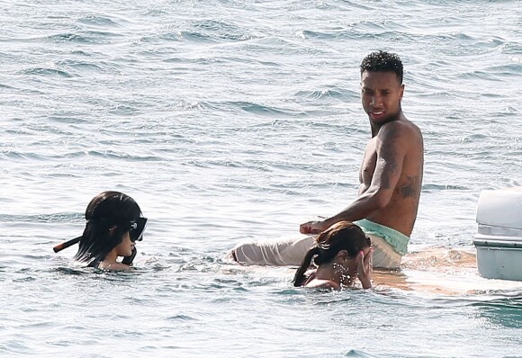 Tyga, Kendall et Kylie Jenner se baignent à Saint-Barthélemy, le 20 août 2015.