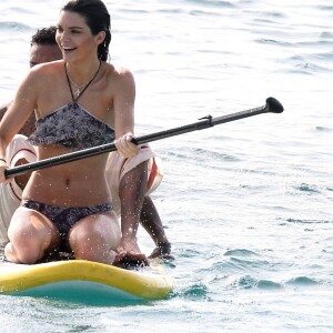 Kendall Jenner et Tyga font du paddle à Saint-Barthélemy, le 20 août 2015.