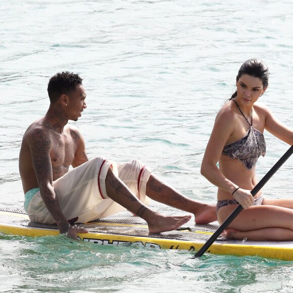 Kendall Jenner et Tyga font du paddle à Saint-Barthélemy, le 20 août 2015.
