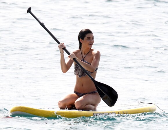 Kendall Jenner fait du paddle à Saint-Barthélemy, le 20 août 2015.