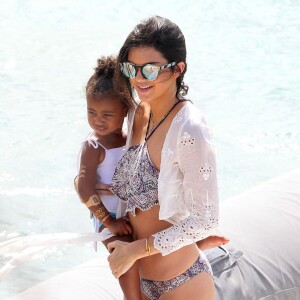 Kendall Jenner et sa nièce North West à Saint-Barthélemy, le 20 août 2015.