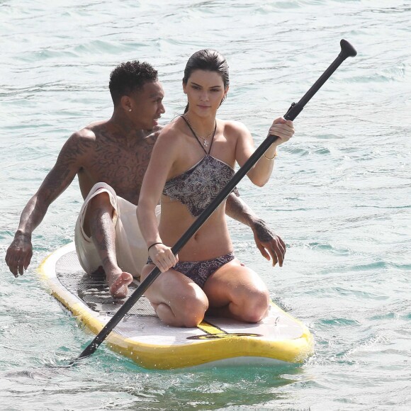 Kendall Jenner et Tyga font du paddle à Saint-Barthélemy, le 20 août 2015.