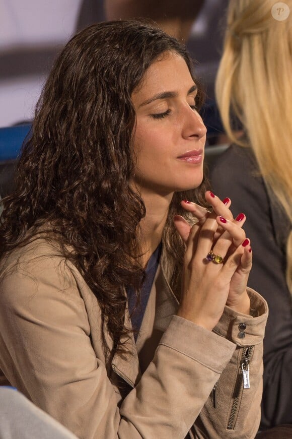 Xisca Perello, en pleine prière, lors de la demi-finale de son compagnon Rafael Nadal face à Andy Murray à l'occasion d'un tournoi d'exhibition à Abu Dhabi, le 2 janvier 2015