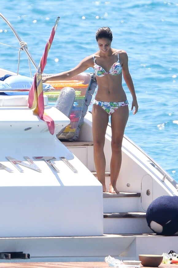 La belle Xisca Perello, compagne de Rafael Nadal et des amies profitent de leurs vacances sur un bateau à Majorque, le 2 août 2015.