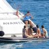 Xisca Perello, compagne de Rafael Nadal et des amies profitent de leurs vacances sur un bateau à Majorque, le 2 août 2015.