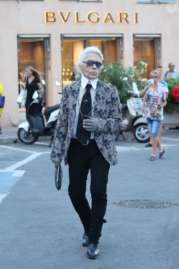 Karl Lagerfeld et Sébastien Jondeau se promènent dans les rues de Saint-Tropez, le 26 juillet 2015.