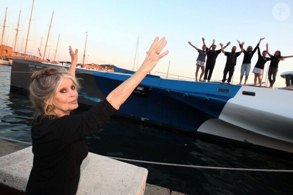 Exclusif : Brigitte Bardot pose avec l'équipage de Brigitte Bardot Sea Shepherd, le célèbre trimaran d'intervention de l'organisation écologiste, sur le port de Saint-Tropez, le 26 septembre 2014