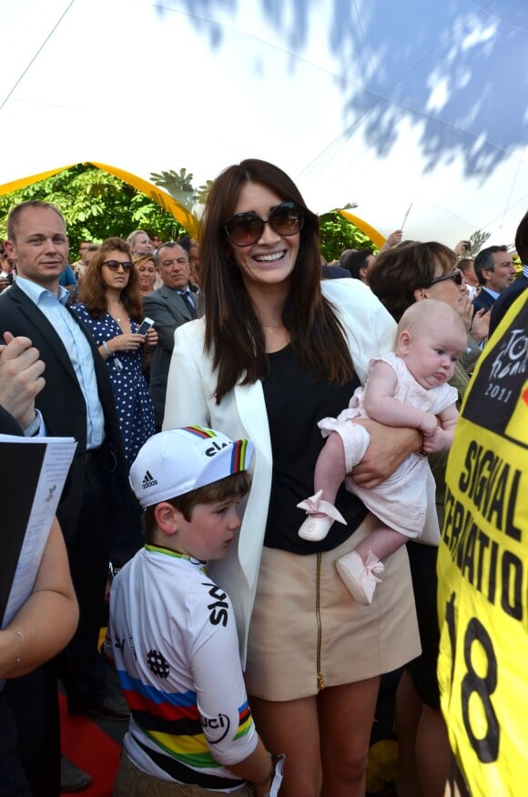 Peta Todd, femme de Mark Cavendish, avec ses deux enfants à Paris le 22 juillet 2012.