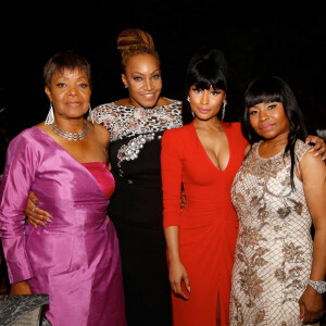 Nicki Minaj, entourée de sa mère Carol Maraj (à droite), sa cousine Zyoness et sa tante au mariage de son grand frère Jelani. Baldwin (comté de Nassau, État de New York), le 22 août 2015.