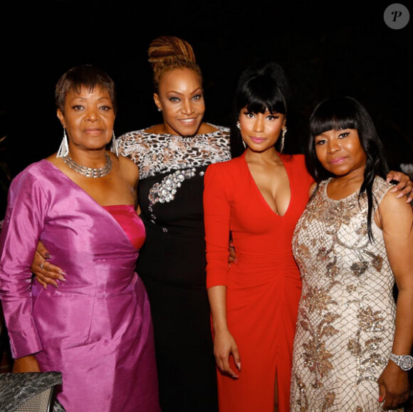 Nicki Minaj, entourée de sa mère Carol Maraj (à droite), sa cousine Zyoness et sa tante au mariage de son grand frère Jelani. Baldwin (comté de Nassau, État de New York), le 22 août 2015.