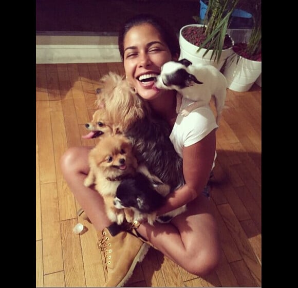 Ayem Nour : Moment de bonheur avec ses petits chiens !