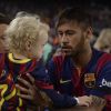 Le footballeur Neymar avec son fils David Lucca au Camp Nou à Barcelone, le 1er novembre 2014.