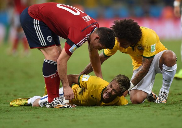 La blessure de Neymar (FC Barcelone) lors du match Brésil-Colombie à Fortaleza, le 4 juillet 2014. Il souffre d'une fracture d'une vertèbre le privant du reste de la Coupe du monde. 