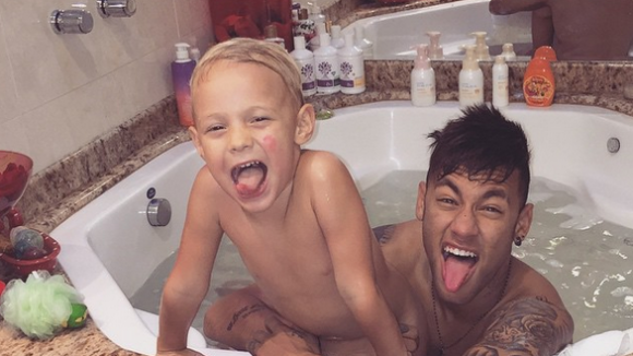 Neymar, papa heureux : Son ex, mère de son fils, s'installe près de lui...