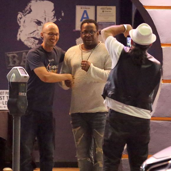 Bobby Brown rencontre ses fans en sortant du Ha Ha Cafe comedy club à North Hollywood, le 11 août 2015.