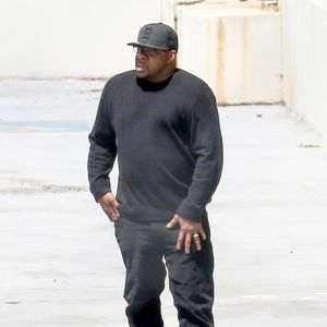 Exclusif - Bobby Brown, stressé, va rendre visite à sa fille Bobby Kristina Brown avec d'autres membres de la famille au centre médical DeKalb à Decatur, le 20 avril 2015.
