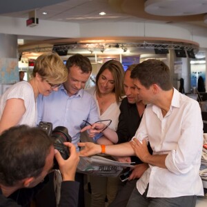 Les animateurs d'Europe 1 en coulisses sous l'oeil de Nikos Aliagas pour la campagne de rentrée d'Europe 1