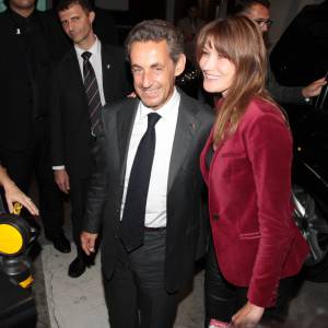 Carla Bruni-Sarkozy quitte le théâtre Bradesco aux côtés de son mari Nicolas Sarkozy à l'issue de son concert à Sao Paulo au Brésil le 26 aout 2015. De nombreux fans attendaient la chanteuse pour un autographe, un selfie ou une bise.