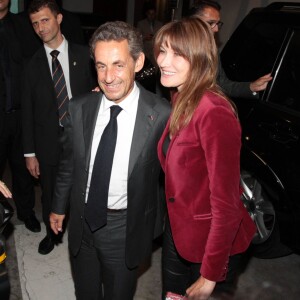 Carla Bruni-Sarkozy quitte le théâtre Bradesco aux côtés de son mari Nicolas Sarkozy à l'issue de son concert à Sao Paulo au Brésil le 26 aout 2015. De nombreux fans attendaient la chanteuse pour un autographe, un selfie ou une bise.