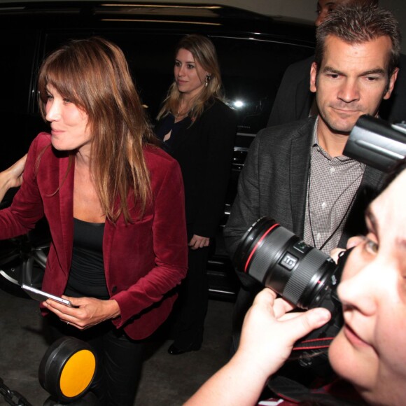 Carla Bruni-Sarkozy quitte le théâtre Bradesco aux côtés de son mari Nicolas Sarkozy à l'issue de son concert à Sao Paulo au Brésil le 26 aout 2015. De nombreux fans attendaient la chanteuse pour un autographe, un selfie ou une bise.