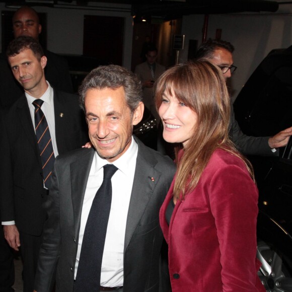 Carla Bruni-Sarkozy quitte le théâtre Bradesco aux côtés de son mari Nicolas Sarkozy à l'issue de son concert à Sao Paulo au Brésil le 26 aout 2015. De nombreux fans attendaient la chanteuse pour un autographe, un selfie ou une bise.