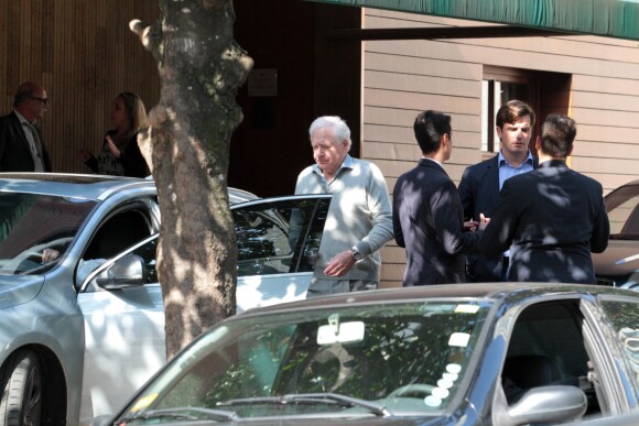 Exclusif - Maurizio Remmert, le père biologique de Carla Bruni, devant 'hôtel de sa fille à Sao Paulo, le 26 août 2015.
