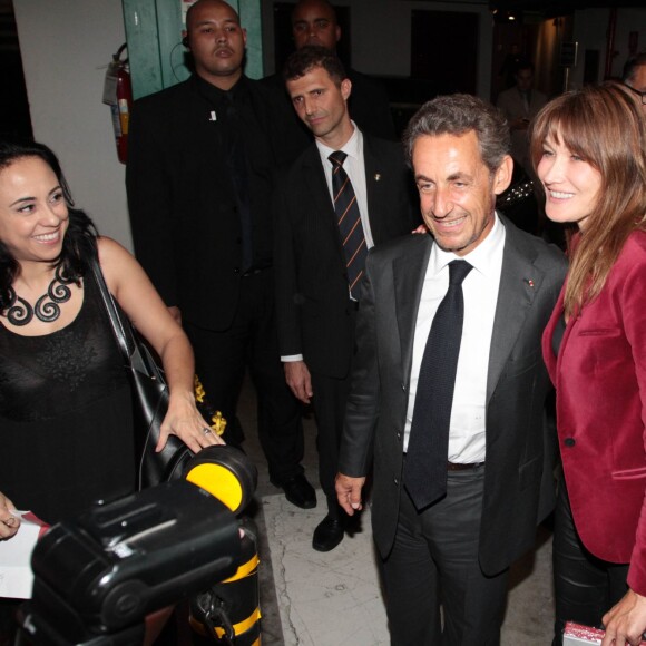 Carla Bruni-Sarkozy quitte le théâtre Bradesco aux côtés de son mari Nicolas Sarkozy à l'issue de son concert à Sao Paulo au Brésil le 26 aout 2015. De nombreux fans attendaient la chanteuse pour un autographe, un selfie ou une bise.